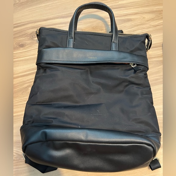 Targus Newport convertible 2 in 1 tote backpack - Picture 1 of 4